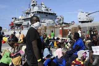 Migranti čakajú na odvoz zo sicílskeho ostrova Lampedusa v piatok 15. septembra 2023. 