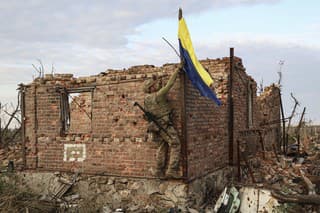 Veliteľ z 3. samostatnej ukrajinskej útočnej brigády vztyčuje ukrajinskú vlajku na frontovej línii v dedine Andriivka pri meste Bachmut v Doneckej oblasti na východe Ukrajiny.