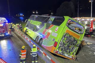 Poschodový autobus nemeckej spoločnosti Flixbus smeroval z Berlína do talianskeho pobrežného mesta Terst.