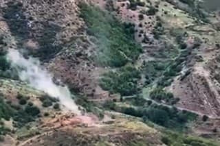 Na videosnímke dym stúpa nad oblasťou, kde sa podľa Azerbajdžanu nachádzajú pozície arménskych síl v regióne Náhorný Karabach.