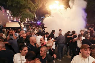Demonštranti sa bijú s policajtmi pri arménskej vládnej budove na protest proti arménskemu premiérovi Nikolovi Pašinjanovi v Jerevane.