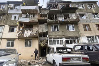 Poškodený obytný dom po ostreľovaní v Stepanakerte v Náhornom Karabachu.