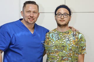 Prednosta kliniky Ladislav Czákó s Gergelym, ktorému operácia zachránila čeľusť.