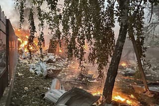 Personál záchranných služieb pracuje na uhasení požiaru po ruskom útoku v meste Čerkasy.
