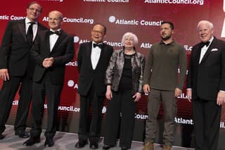 Nemecký spolkový kancelár Olaf Scholz a ukrajinský prezident Volodymyr Zelenskyj získali v stredu ocenenie Global Citizen Award.