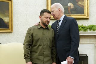 Na snímke Volodymyr Zelenskyj a Joe Biden.