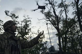 Vojak 3. ukrajinskej samostatnej útočnej brigády vypúšťa dron neďaleko mesta Bachmut.