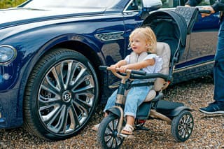Prednú časť trojkolky zdobí ikonické logo Bentley.
