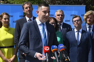 Na snímke predseda KDH Milan Majerský (druhý zľava) a podpredseda KDH Tomáš Merašický (v popredí).