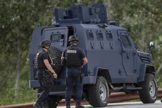 Strety medzi políciou a ozbrojencami na severe Kosova si vyžiadali štyri obete.