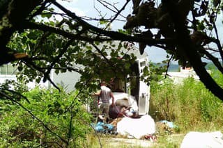Enviropolícia obvinila muža, zbavoval sa odpadu na cudzom pozemku pri Bratislave.