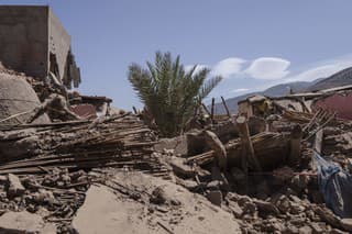 Trosky zo zničených domov po zemetrasení v dedine Tafeghaghte neďaleko marockého mesta Marrákeš v pondelok 11. septembra 2023.