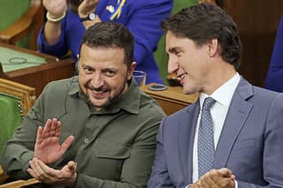 Zelenskyj ani Trudeau (vpravo) netušili, komu tlieskajú.