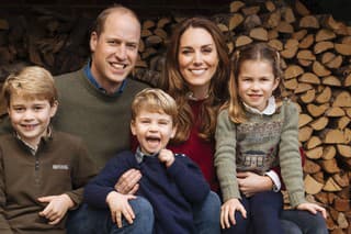 Princ William sa spolu s rodinkou odfotili na balíku slamy.