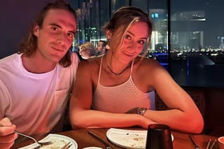 Stefanos Tsitsipas a Paula Badosová tvoria pár.