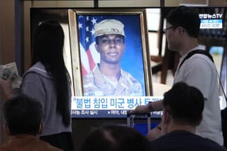 Fotografia amerického vojaka Travisa Kinga na obrazovke na železničnej stanici v Soule. 