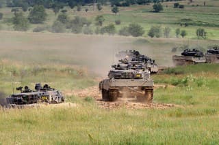 Na snímke tanky Leopard 2A6 počas Mnohonárodnej bojovej skupiny NATO pôsobiacej na Slovensku 26. júna 2023 v Lešti 