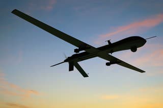 Vojenské drony dokážu so sebou niesť aj zničujúce bomby (ilustračné foto).
