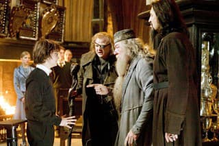 Michael Gambon († 82, druhý sprava) ako predstaviteľ Albusa Dumbledora v Harrym Potterovi.