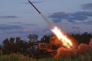 Na archívnej snímke z 12. júla 2023 príslušníci ukrajinskej armády strieľajú rakety na ruské pozície na fronte.