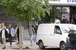 Príslušníci záchranných zložiek zasahujú po streľbe v nemocnici, zdravotníckom centre Erasmus v Rotterdame vo štvrtok 28. septembra 2023.