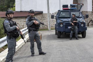 Skupina ozbrojených Srbov sa zabarikádovala v pravoslávnom kláštore. Pri prestrelke zomreli traja ozbrojenci a jeden policajt.