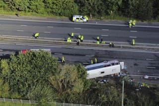 Nehodu školského autobusu v Anglicku neprežili vodič a 14-ročné dievča