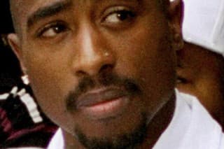 Na archívnej snímke z 15. augusta 1996 americký raper Tupac Shakur v Los Angeles.