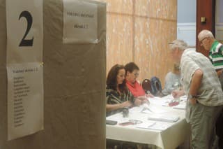Na snímke voliči vo volebnej miestnosti v bratislavskej Záhorskej Bystrici počas predčasných parlamentných volieb na Slovensku