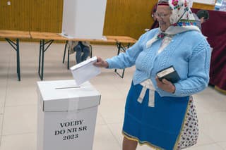 Najmä ženy chodia v Lendaku voliť v typických krojoch.