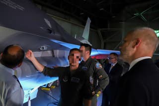 Vpravo minister obrany Martin Sklenár, ktorému predstavujú prvé americké stíhacie lietadlo F-16 slovenskej armády vo fabrike v americkom meste Greenville.