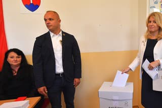 Prezidentka SR Zuzana Čaputová volí vo volebnej miestnosti v Pezinku za sprievodu polície.