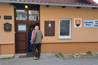 Trieda v najvyššie položenej škole na Slovensku vo Vyšných Hágoch vo Vysokých Tatrách sa v sobotu zmenila na volebnú miestnosť.