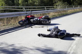 Motocyklistka spadla