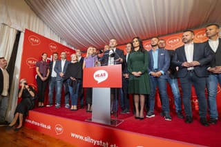 Predseda strany Hlas-SD Peter Pellegrini a ďalší členovia strany sa účastnia na brífingu počas volebnej noci vo volebnej centrále strany