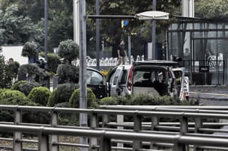Tureckí policajti a bezpečnostné sily uzavreli priestor vedľa auta po výbuchu v Ankare.