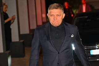 Príchod: Robert Fico sa ukázal na začiatku volebnej noci a potom čakal v útrobách Smeru. 