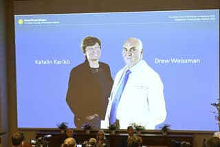 Na veľkoplošnej obrazovke sú americká biochemička maďarského pôvodu Katalin Karikó a americký imunológ Drew Weissman, ktorým udelili Nobelovu cenu za fyziológiu a medicínu za rok 2023.