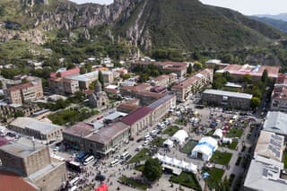 Arménska vláda v pondelok informovala, že po dobytí Karabachu Azerbajdžanom utieklo do Arménska z tohto regiónu už vyše 100.500 ľudí.