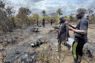 V Nigérii vyhorela nelegálna ropná rafinéria.