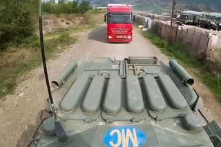 Obrnené vozidlo príslušníkov ruského mierového kontingentu vezie dodávku s humanitárnou pomocou do separatistického regiónu Náhorného Karabachu 23. septembra 2023. 