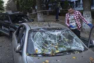 Na snímke muž si pozerá svoje zničené auto po ruskom raketovom útoku 21. septembra 2023 v Kyjeve.