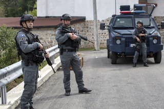 Pri ozbrojenom útoku na severe Kosova bol zabitý kosovský policajt a niekoľko ozbrojencov.