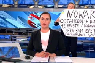 Marina Ovsiannikovová vtedy ako zamestnankyňa televízie ukázala protivojnový plagát v priamom prenose.