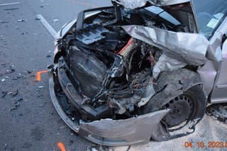 Dopravná nehoda si vyžiadala zranenie vodiča a vodičky.