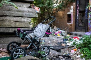 Polícia našla v opustenej chátrajúcej budove v Bratislave prespávať dve deti