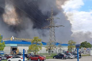  Na snímke dym stúpa počas požiaru v v továrenskom komplexe Drava International v chorvátskom meste Osijek 4. októbra 2023. 