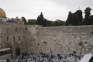 Židia sa modlia počas požehnania pri príležitosti židovského sviatku Sukot (sviatok stánkov) pri Západnom Múri nárekov, najsvätejšieho miesta pre Židov v Starom meste Jeruzalema