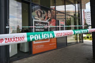 Policajti zasahovali v Ružinove pri lúpežnom prepadnutí banky na Kaštieľskej ulici.