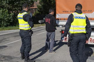 Na snímke českí policajti náhodne kontrolujú osobné motorové vozidlá na česko-slovenskej hranici.